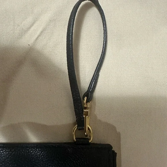 Louis Vuitton - Picture 3 of 4